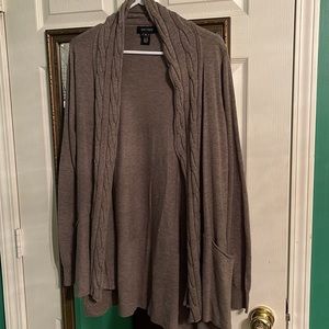 Karen Kane swing front cable knit accent sweater. Size XL